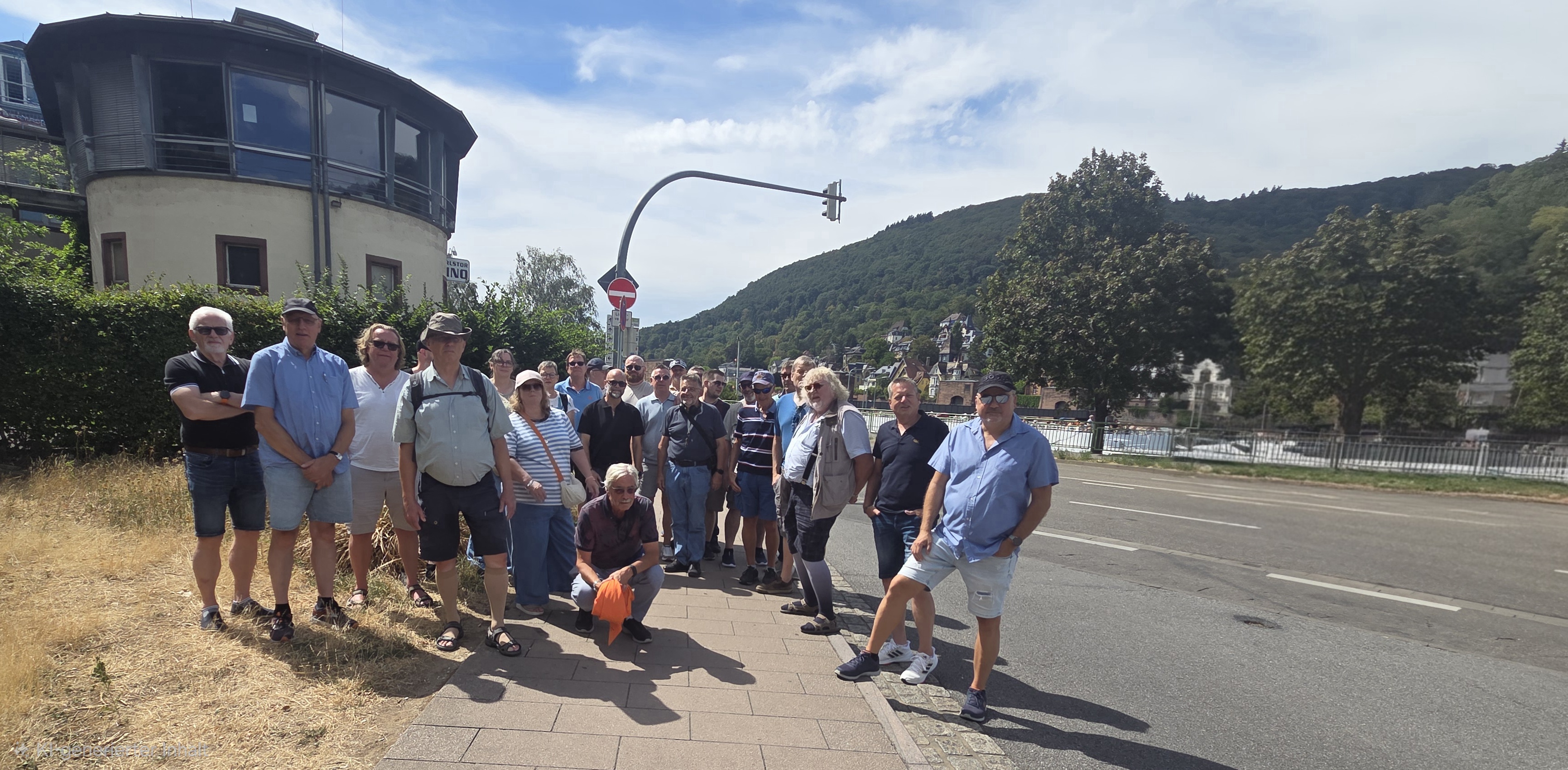 27 Mitglieder vor dem Neckar in Heidelberg